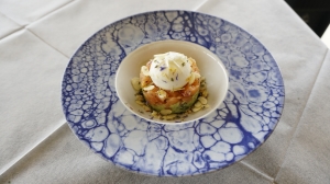 TartÃ re di salmone, burrata, avocado, mandorle e fresa nera