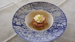 TartÃ re di tonno rosso, granella di pistacchio, pane carasau e stracciatella di bufala