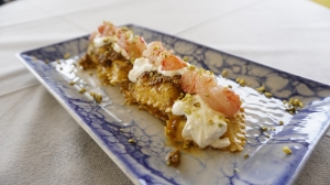 Ravioli ripieni di burrata con pesto di pistacchio, tartare di gambero rosso e limone