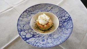 Tartàre di salmone, burrata, avocado, mandorle e fresa nera