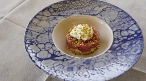 Tartàre di tonno rosso, granella di pistacchio, pane carasau e stracciatella di bufala
