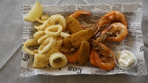 Frittura  mista di pesce (calamari, gamberi e alici)
