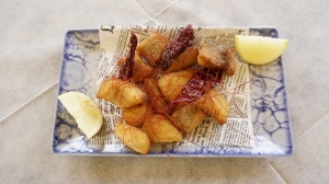 BaccalÃ  fritto con pipi cruschi e fiori di peperoncino