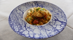 Calamarata con rana pescatrice, datterini rossi e gialli 